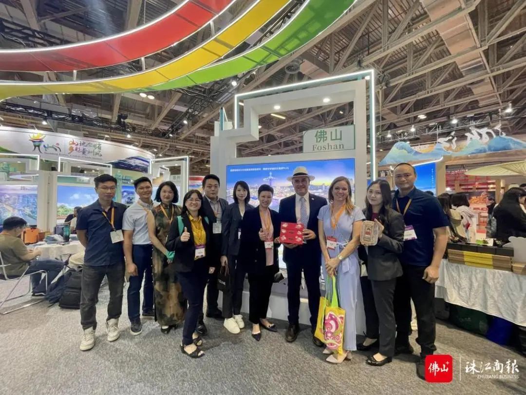 Eduardo跟顺德的参展代表合影。