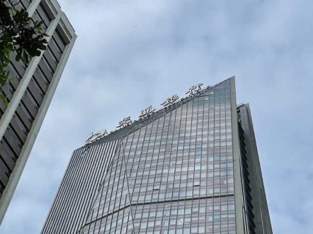 《第一现场》实拍,大厦顶部招牌并无损坏