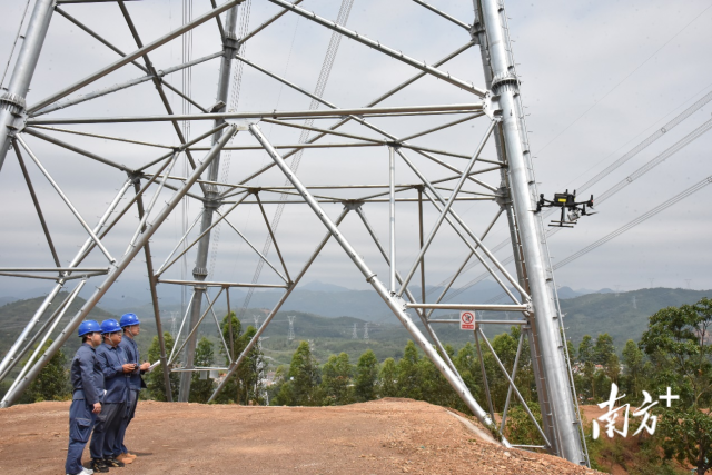 汕尾供电局输电管理所机巡作业班工作人员对500kV小纵甲线N20-N21进行激光雷达通道巡视。