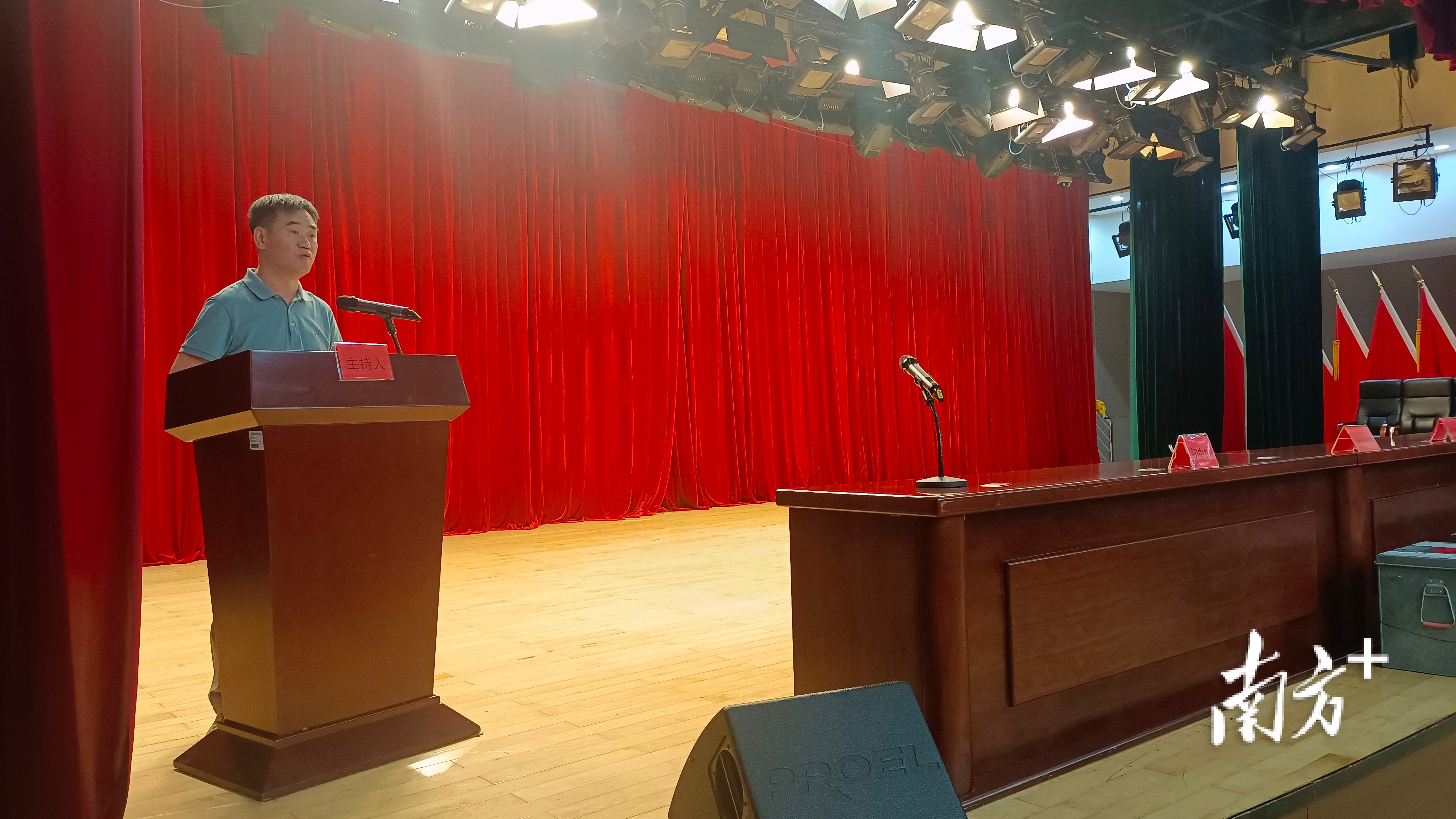 中山市教体局基础教育科相关负责人作电脑随机摇号工作的说明。  南方拍客 连婉晴 摄