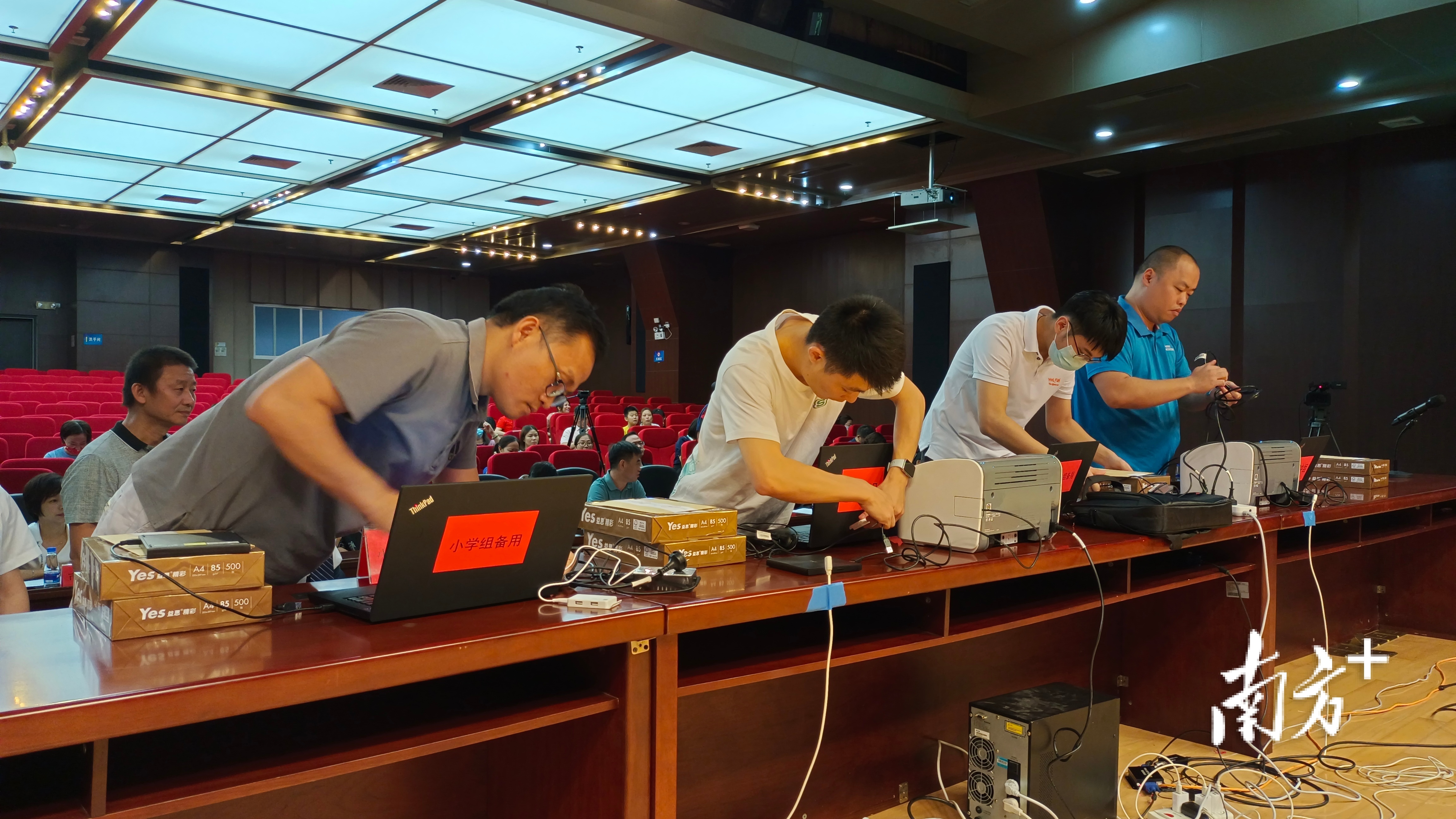 工作人员安装电脑随机摇号设备。  南方拍客 连婉晴 摄