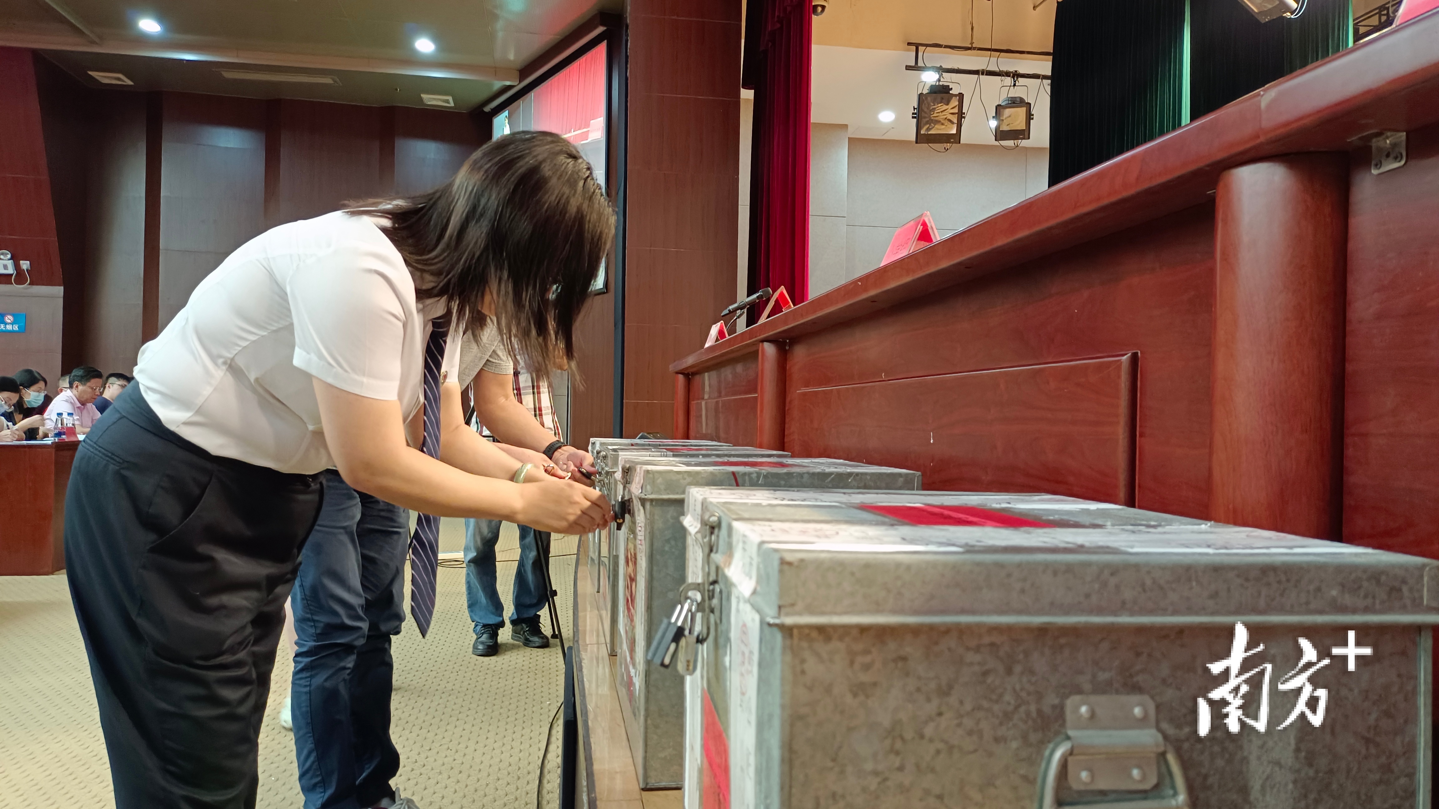 公证员检查电脑随机摇号设备箱，并启封设备。  南方拍客 连婉晴 摄