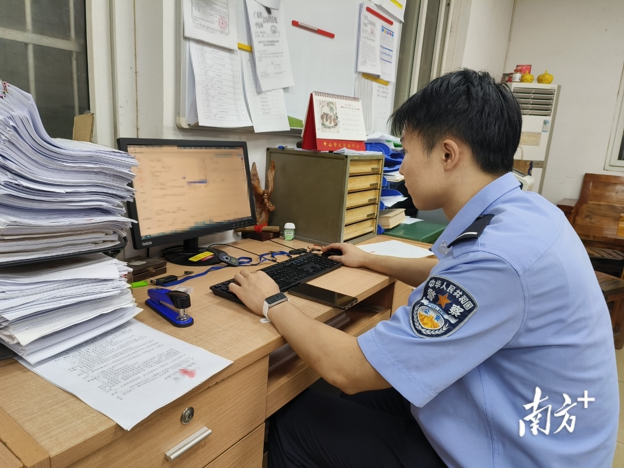 办案民警收集网络违规信息记录。 办案民警收集网络违规信息记录。