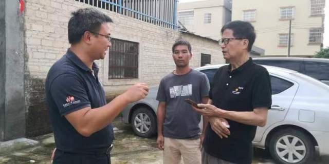 程副教授（左一）接受采访