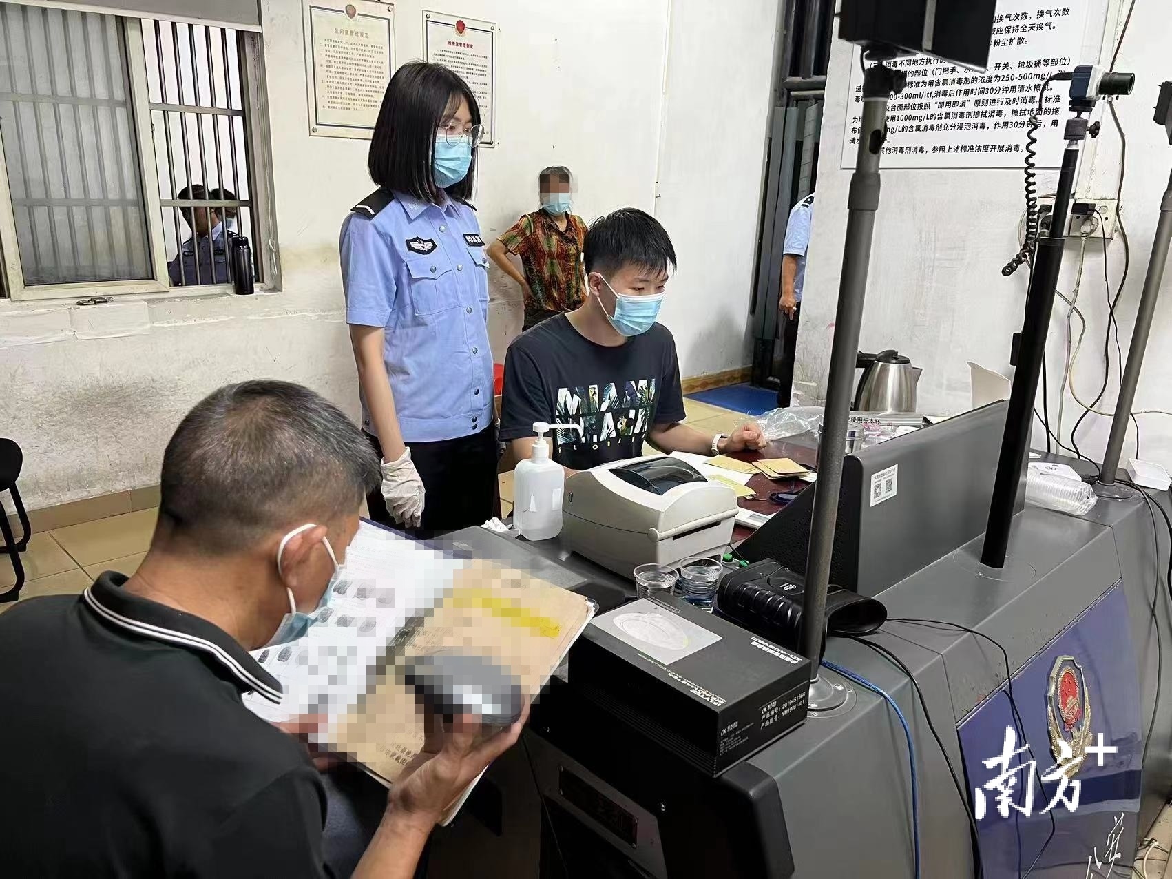 民警审讯嫌疑人。 民警审讯嫌疑人。