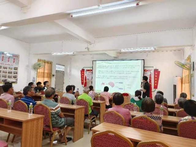 程副教授团队给横陂镇农户上课