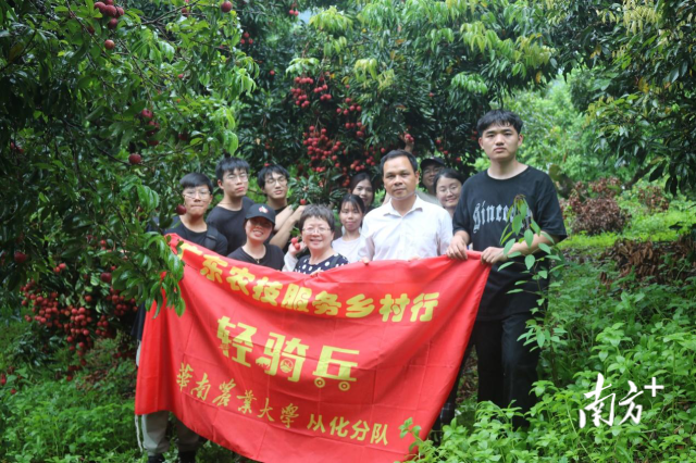 “轻骑兵”团队与傅杰东社长关于农药包装废弃物回收活动达成共识 。张灵锋 摄