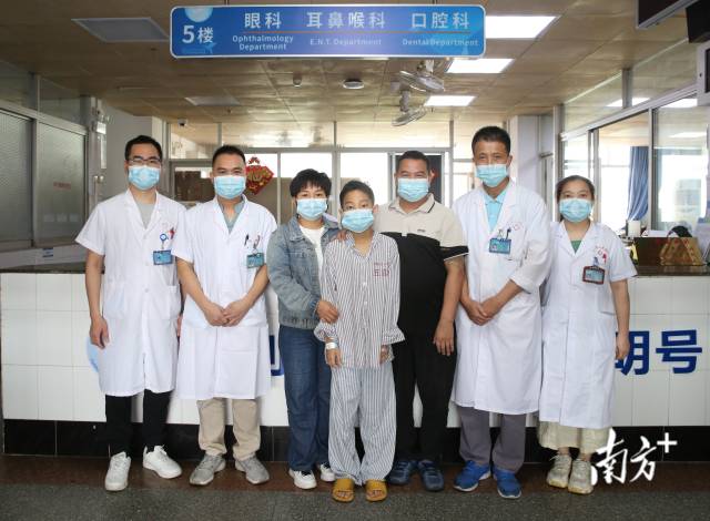 詹仔及家人与医护合影留念。