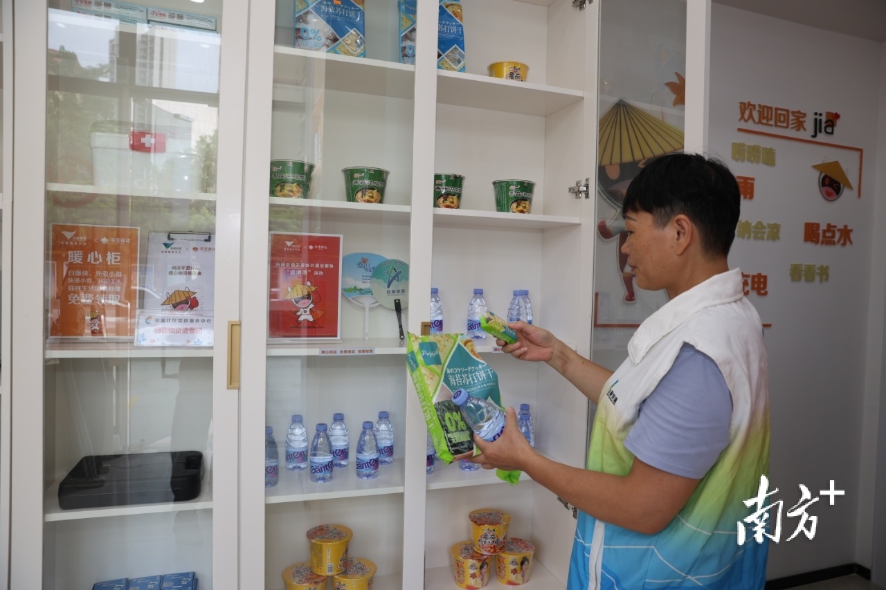 湖滨社区“零里驿站”为居民提供饮水、零食,24小时不打烊开放。 湖滨社区“零里驿站”为居民提供饮水、零食,24小时不打烊开放。