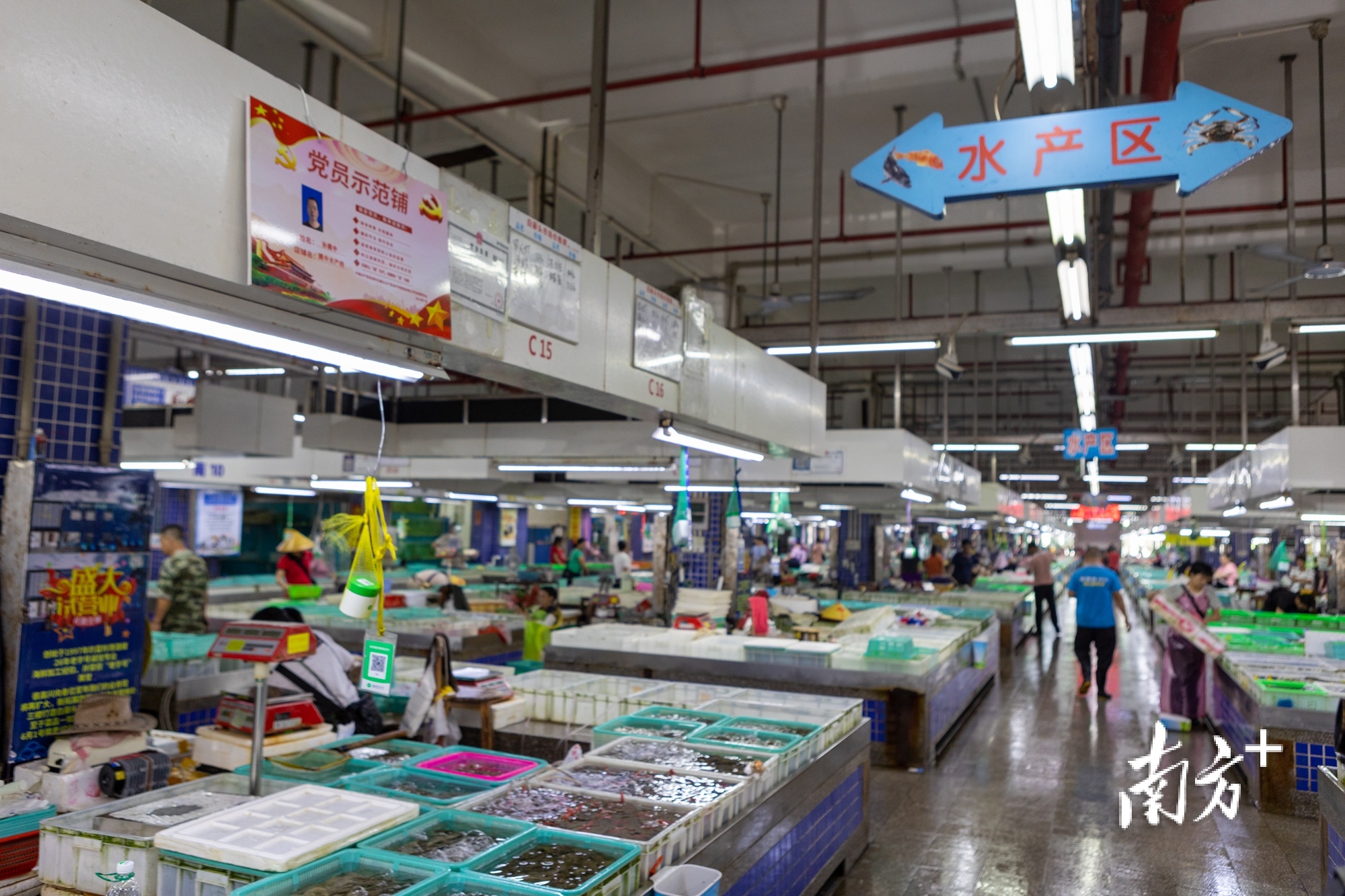 随着市场整体环境得到提升,市民的消费体验越来越便捷舒适。 随着市场整体环境得到提升,市民的消费体验越来越便捷舒适。