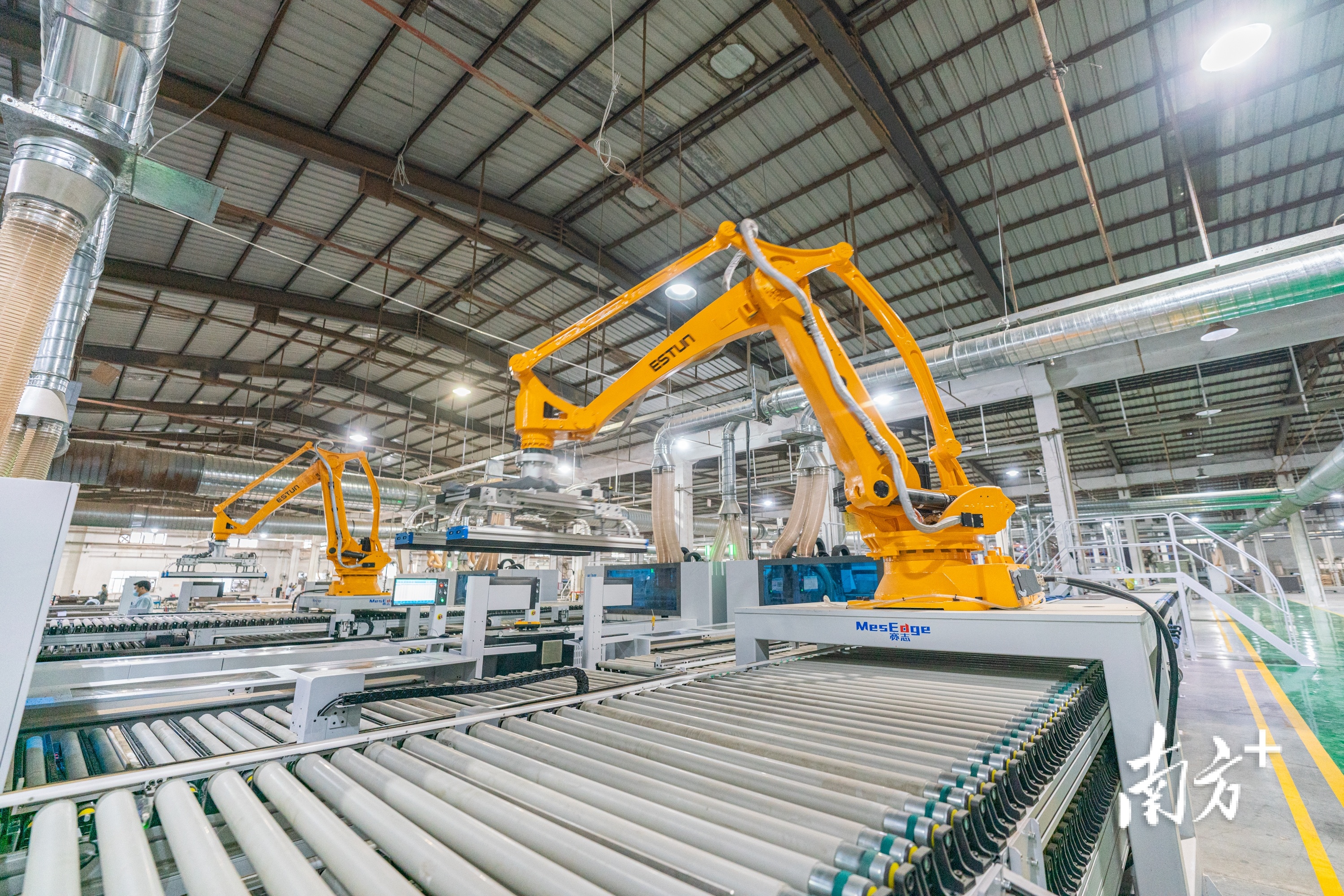 大岭山镇推动家具行业转型升级，图为A家家居自动化生产线。黄政正摄