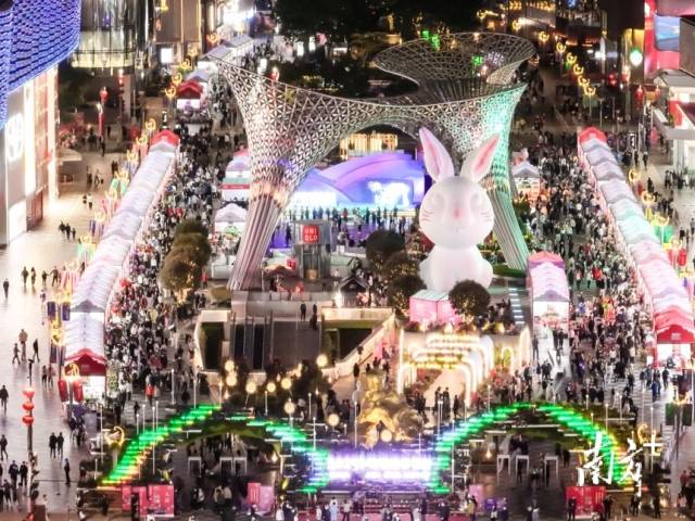 位于深圳福田区的“One Avenue·卓悦中心”商圈是港澳消费者“北上”常去的目的地之一,每到周末人潮涌动。 位于深圳福田区的“One Avenue·卓悦中心”商圈是港澳消费者“北上”常去的目的地之一,每到周末人潮涌动。