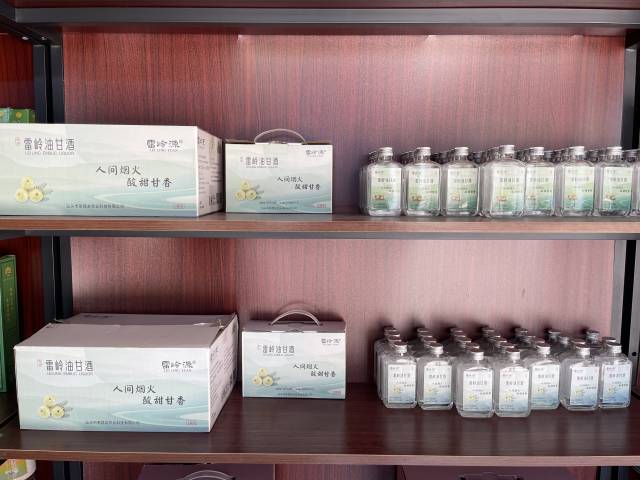 荔枝酒后，張炳洪又開發(fā)了油柑酒,，許多外地客戶對(duì)這款會(huì)回甘的白酒感到新奇