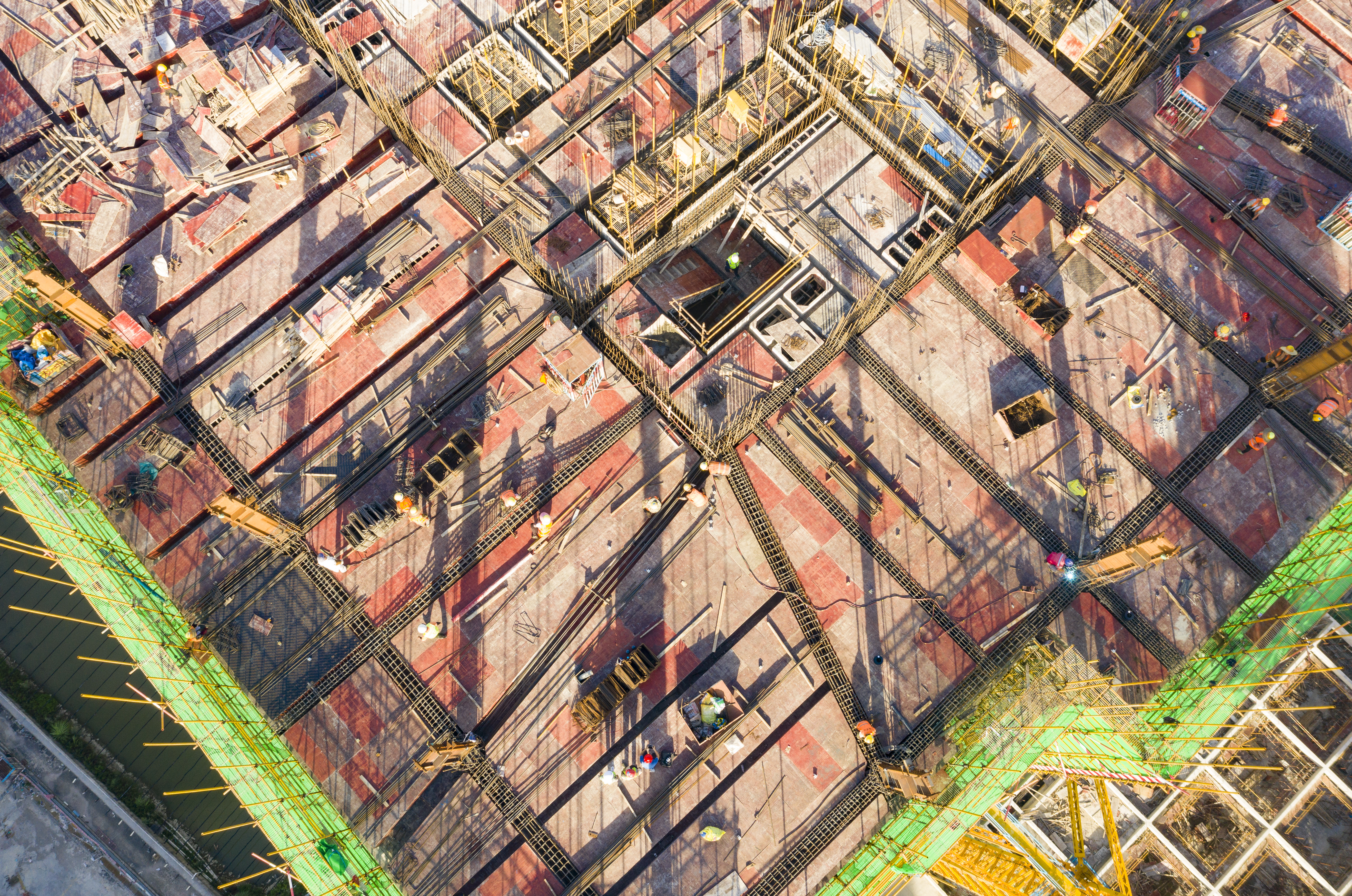 在中建三局一公司横琴科学城（二期）项目建设工地，火热的太阳炙烤着大地，工人正有条不紊的忙碌着。 