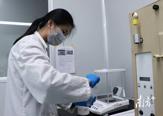 暨南大学药学院科研人员在做实验。包蕾  摄