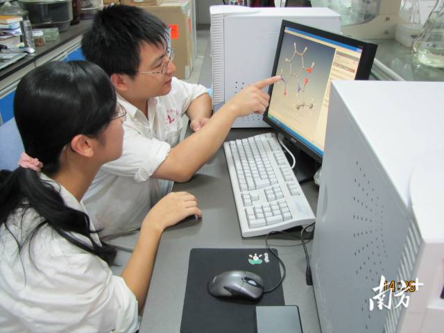 暨南大学中药及天然药物研究所所长高昊指导学生做科研。 受访单位供图
