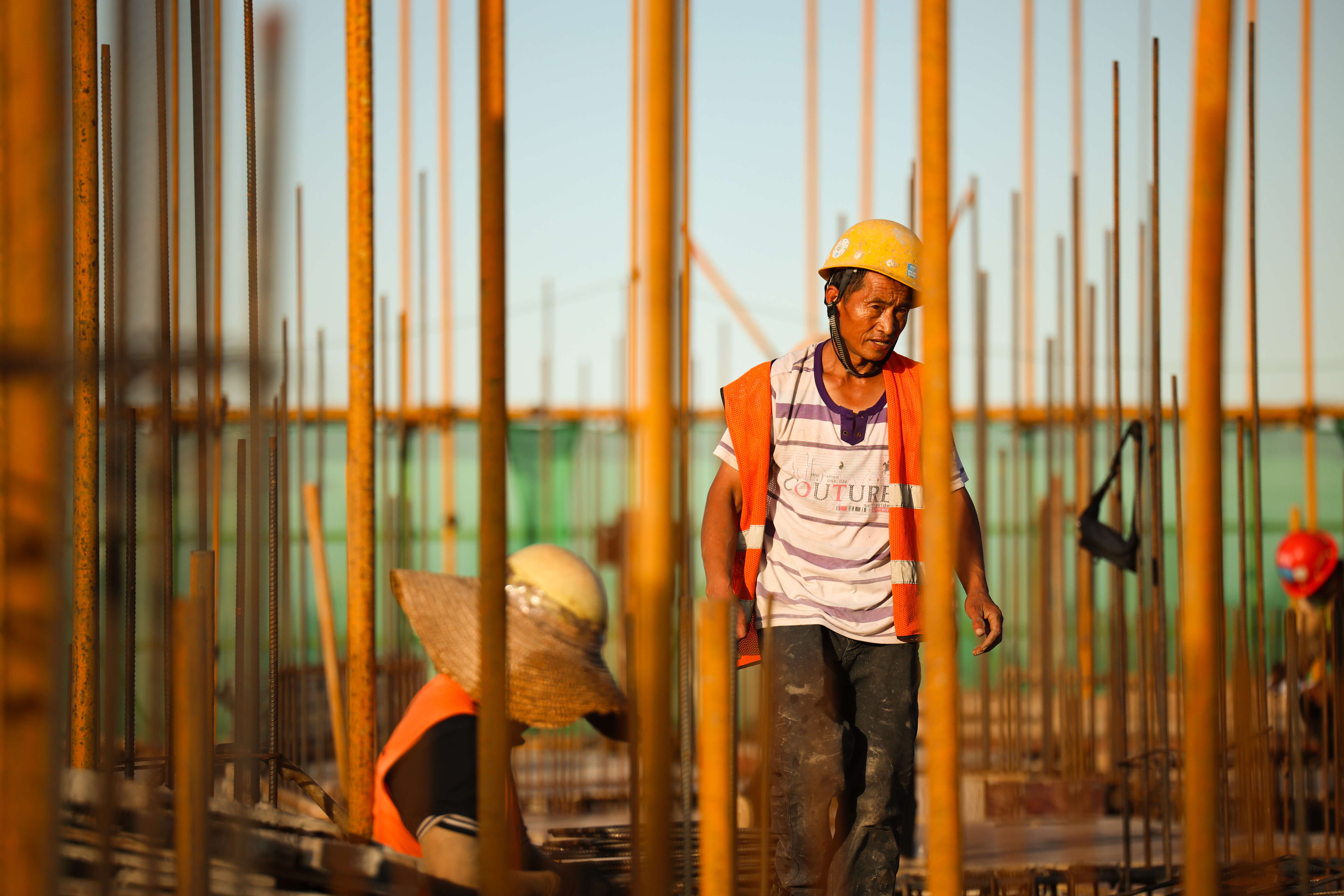 尽管已经临近傍晚，但太阳依旧毒辣，工人在忙碌着。  