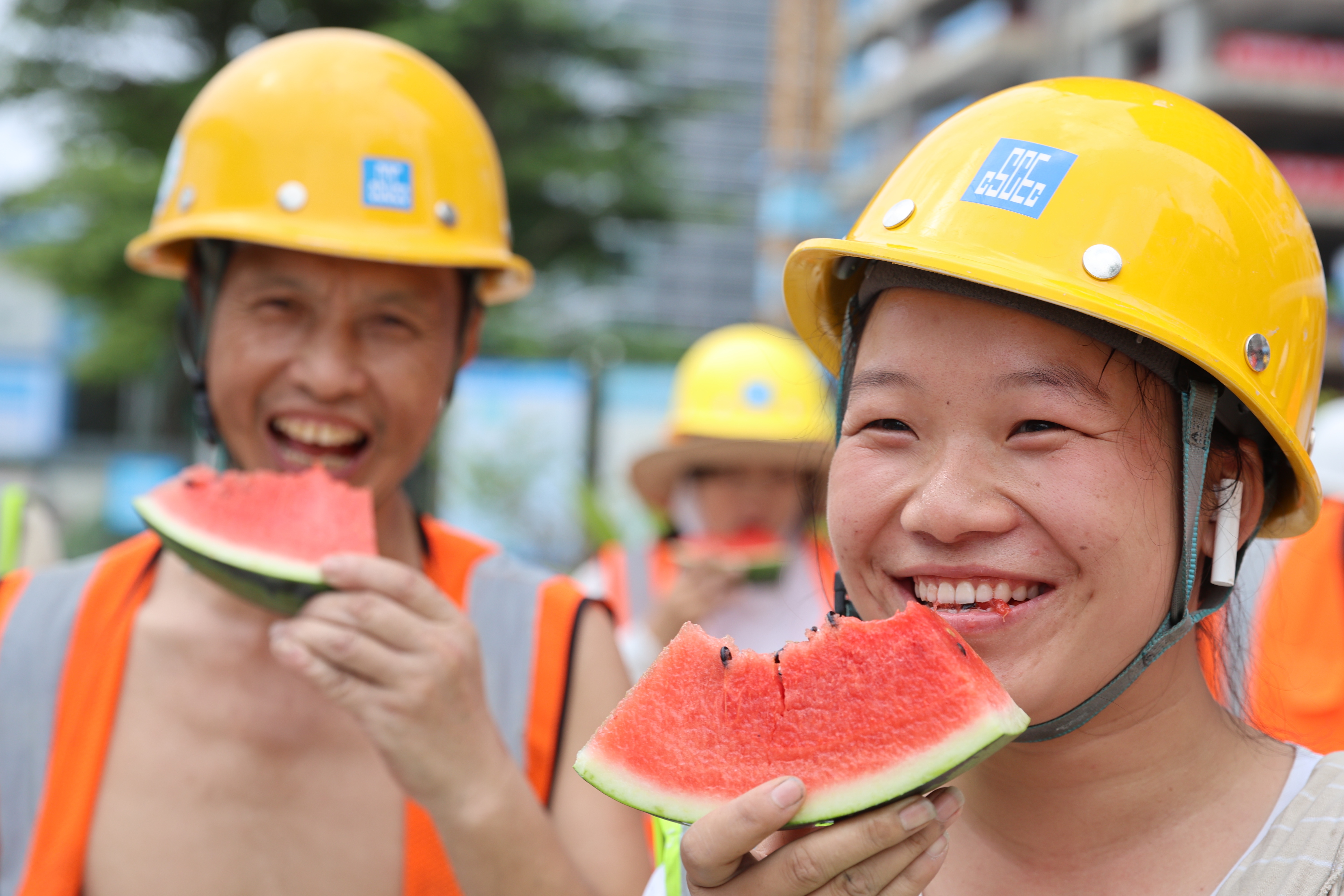 放工时刻，工人吃西瓜消暑。