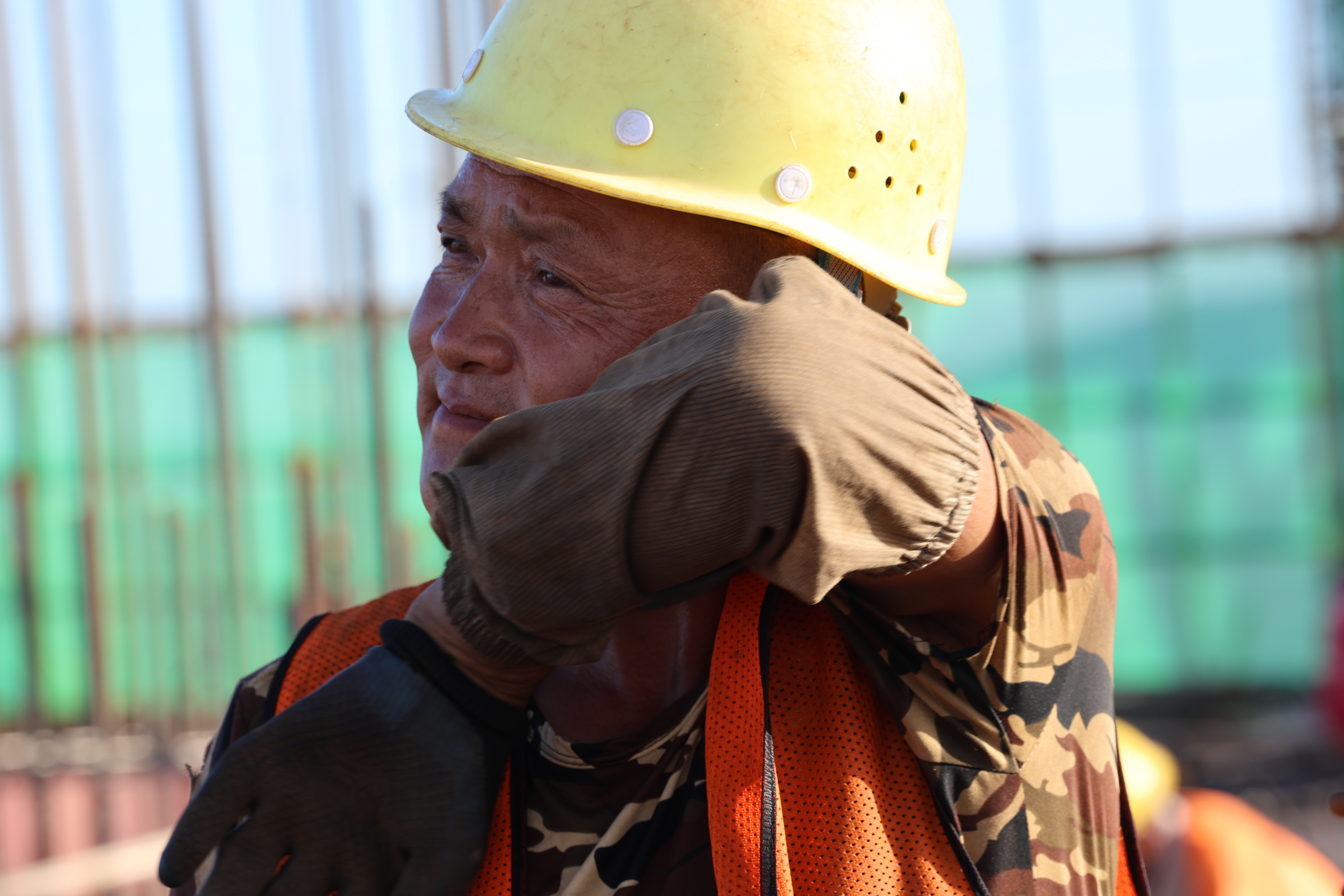 没过一会，工人便热得满头大汗。  