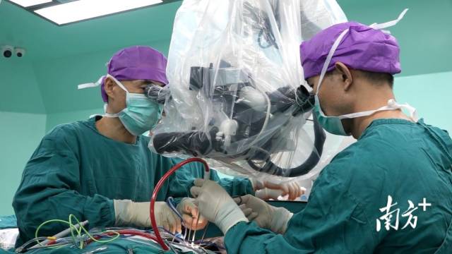 鲁明团队为患者开展手术。  