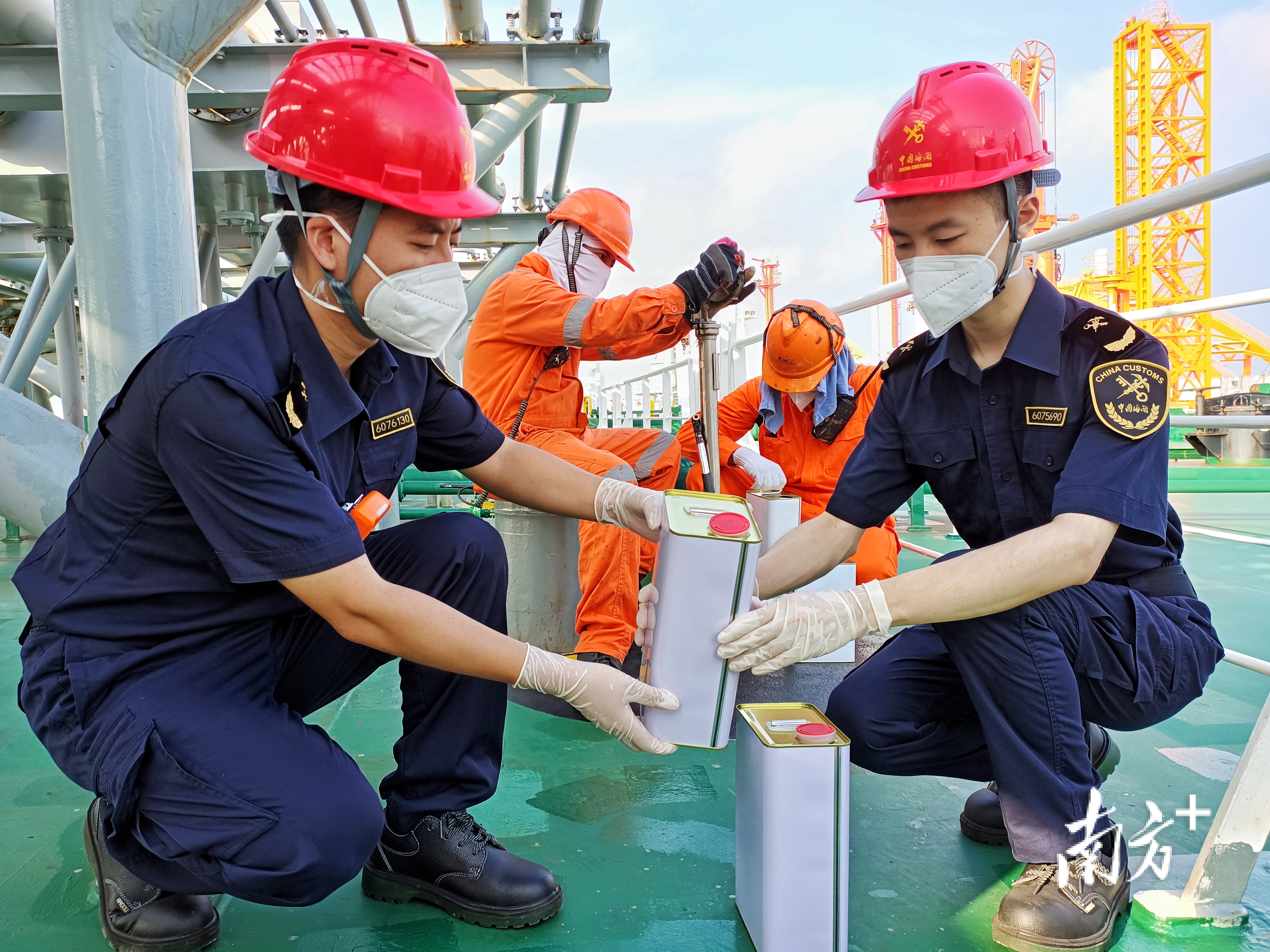 揭阳海关关员在进口原油船舶上开展取样监管工作。林丹琪 摄
