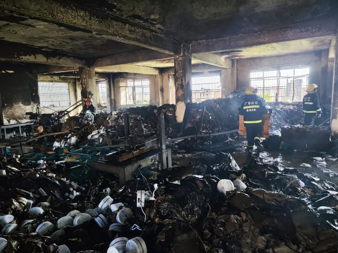 此次燃烧物质主要为插座转换器