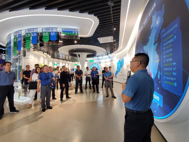 观摩科技创新赋能双新双创模式