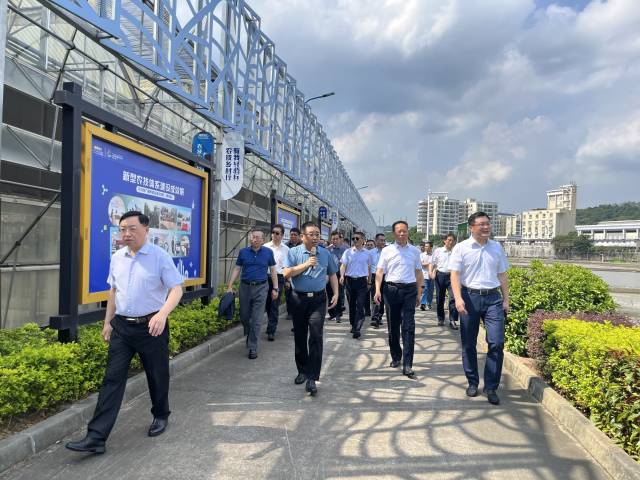 广州国家农业科创中心主任刘玉涛研究员为来访观摩团讲解