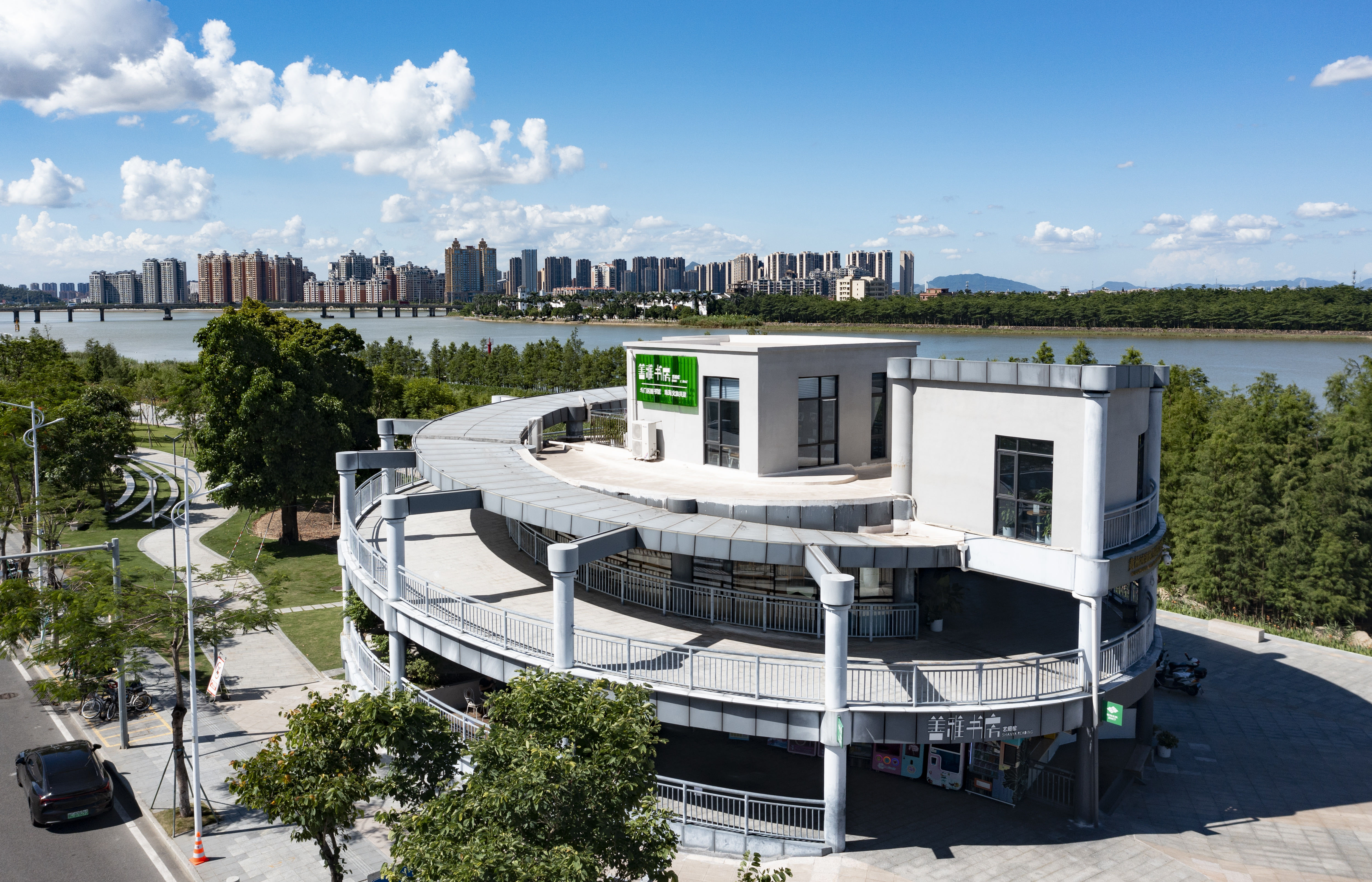 藏身景区的图书馆。