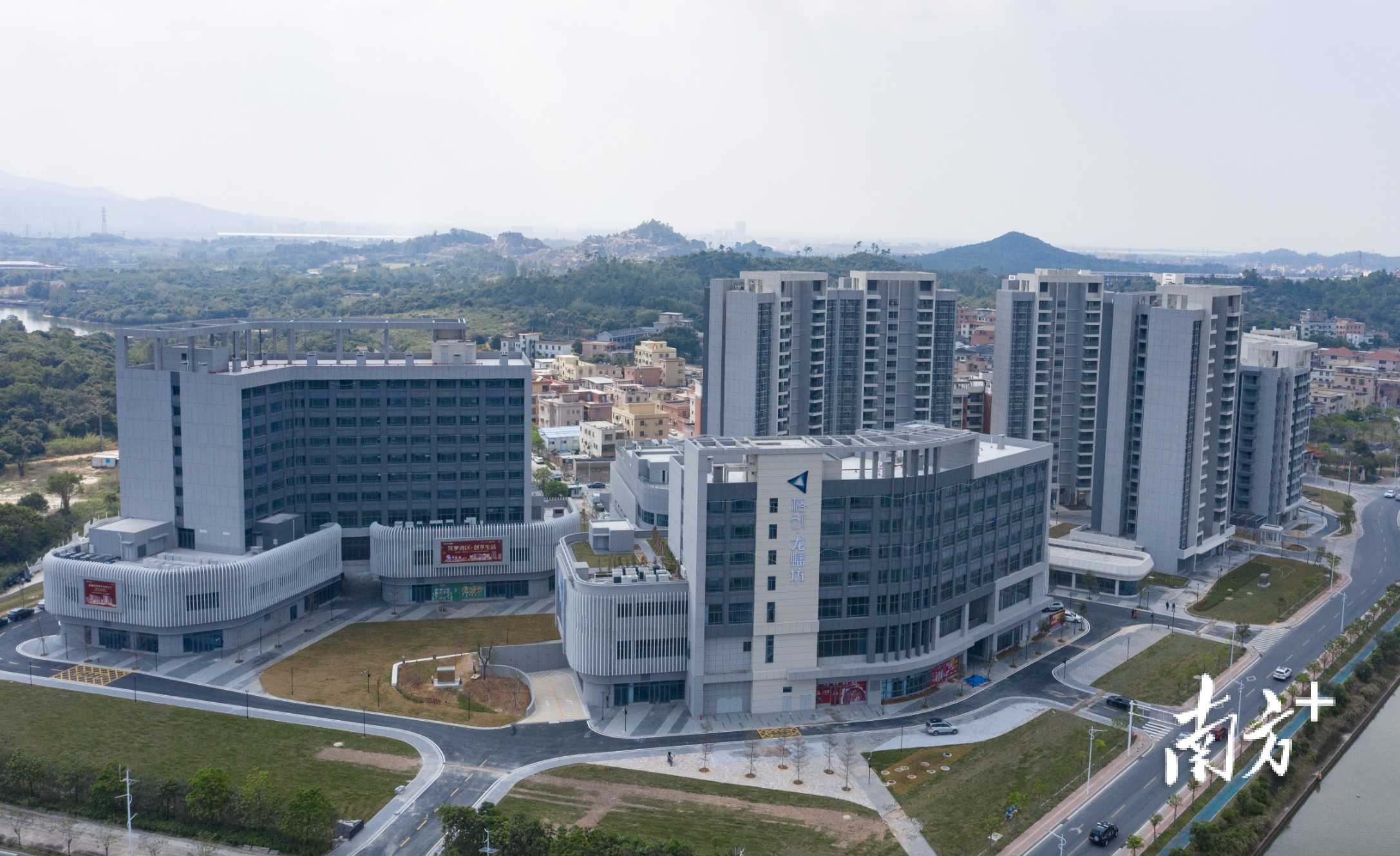 在斗门区夏村村，占地3.5万平方米的现代产业综合体——格创·龙蟠坊矗立在青山绿水间。