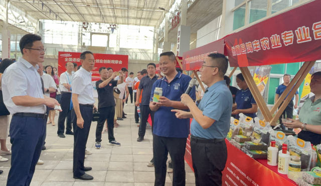 观摩广东省退役军人双新双创投入品、产出品精品展