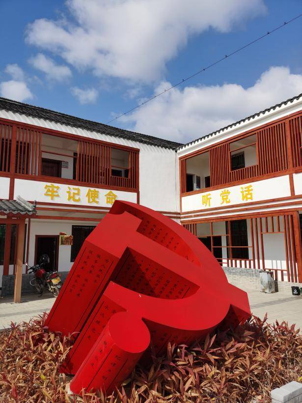 广东于2021年启动新一轮加强党的基层组织建设三年行动计划，将行政村“两委”干部补贴逐步提高到人均每月不低于3500元。