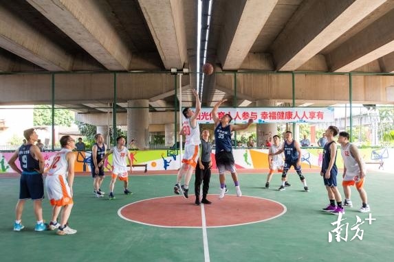 公园启用后,群众前来打卡。