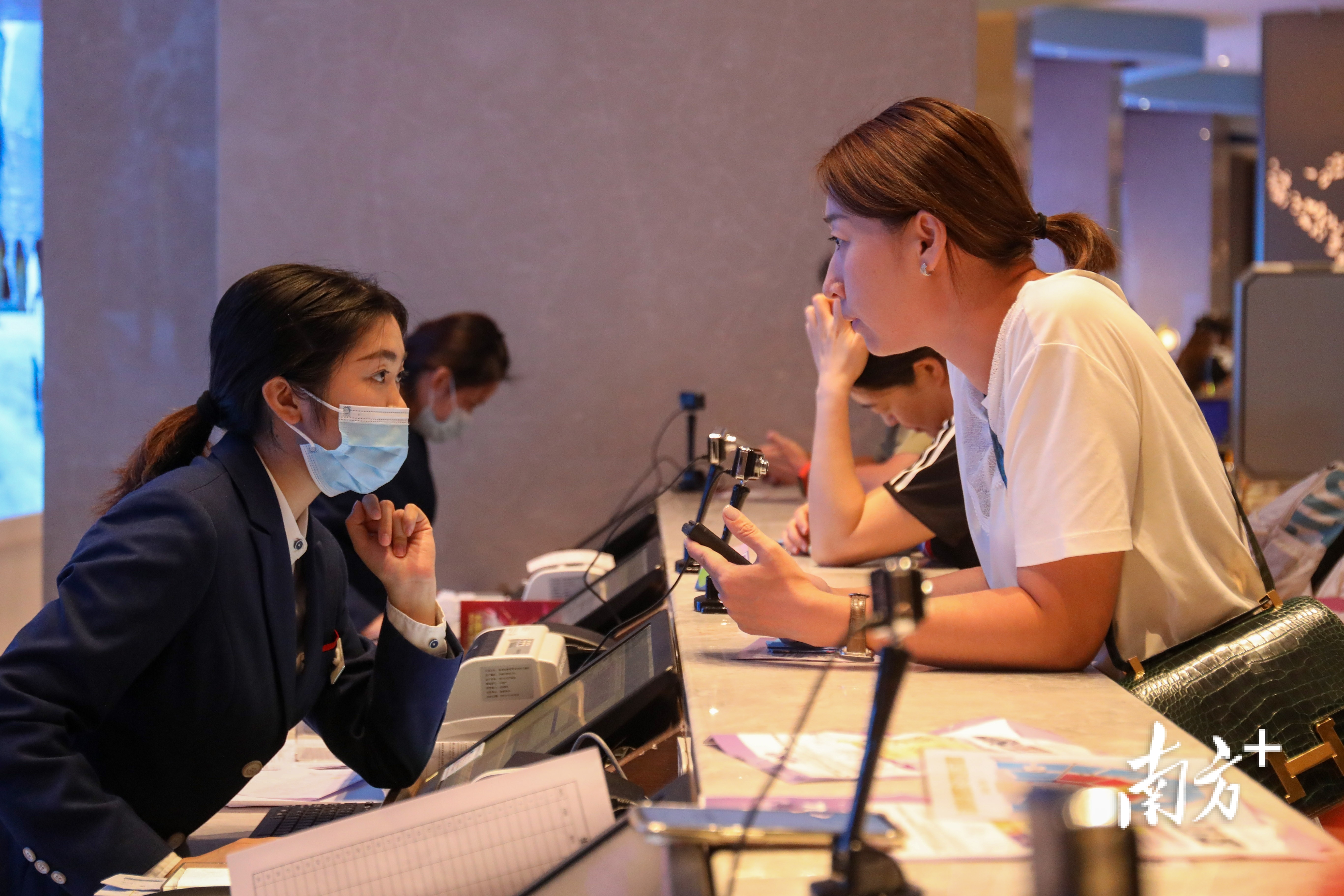 游客办理入住。 