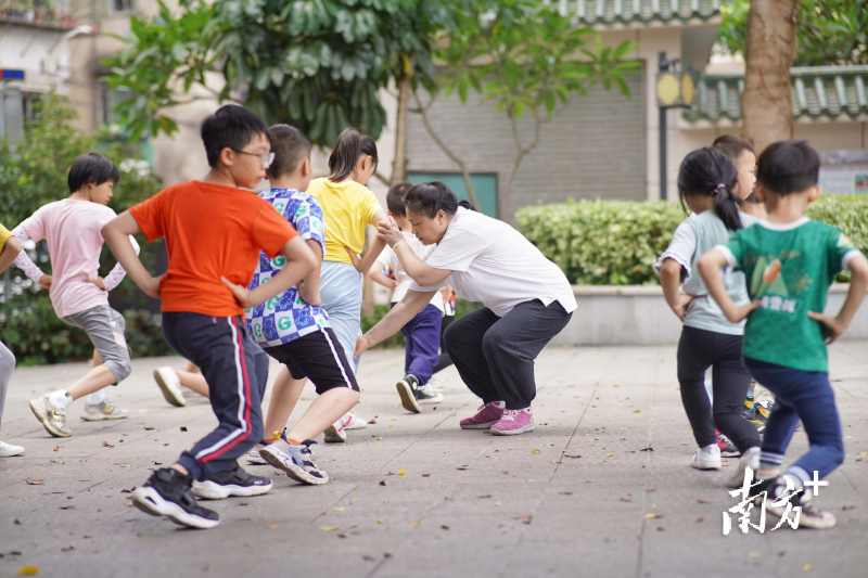 佛山不断推动全民健身和全民健康深度融合，促进人民群众医疗保障、健康水平显著提高。图为祖庙塔坡社区，孩子们利用周末时间学习传统武术。戴嘉信 摄