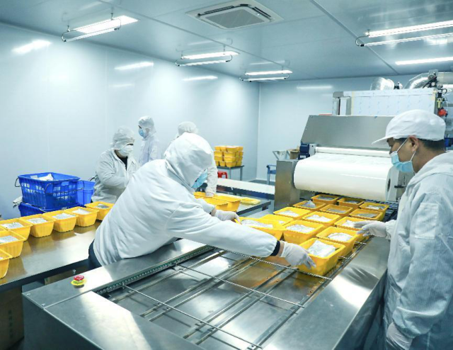 晁谷农业员工封装预制菜产品。