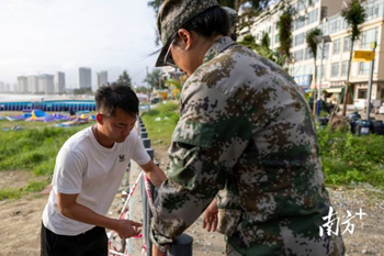 惠州双月湾民兵协助工作人员封闭沙滩入口