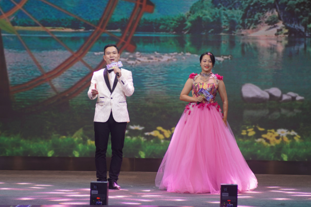廉江本土音乐人李广生、赵雅琴演唱《春风十万里》。