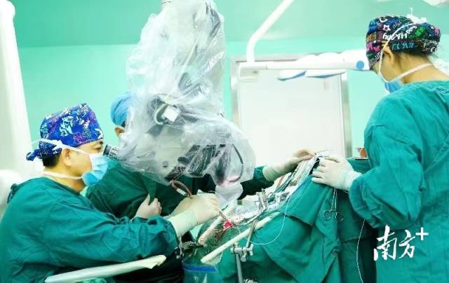 吾太华（左一）开展手术。资料图片  