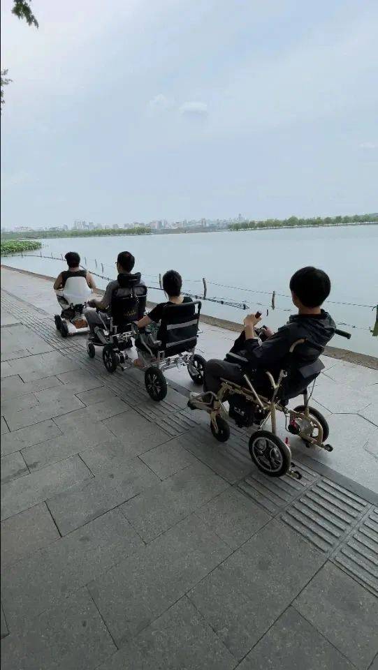 吉芮轮椅怎么安装年轻人坐电动轮椅上班？“一问速度都不买了”_https://www.jmylbn.com_新闻资讯_第1张