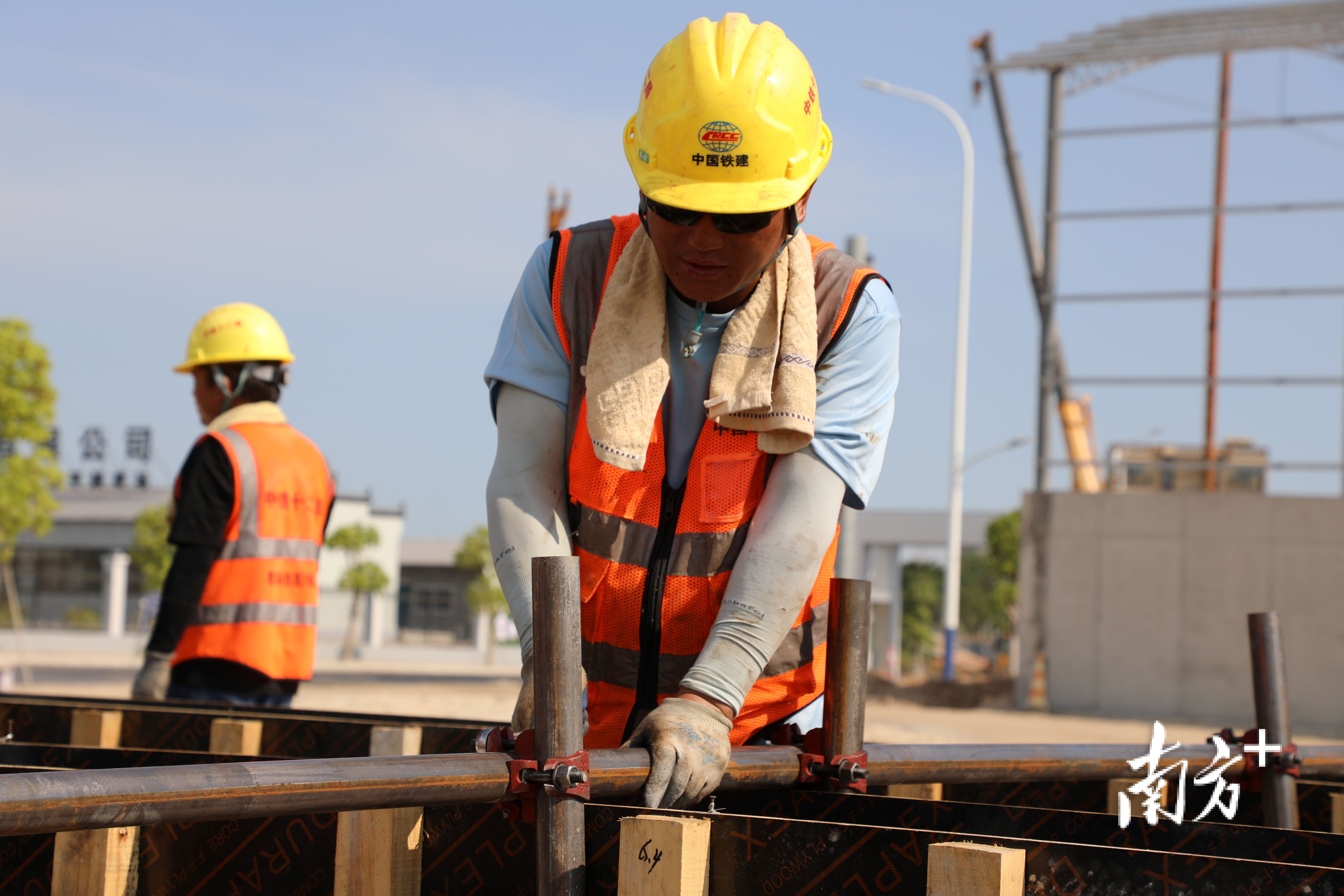 工人带着厚手套接触钢管作业。谢嘉龙 摄