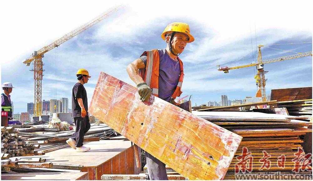 工人们冒着酷热工作。杨立轩 摄