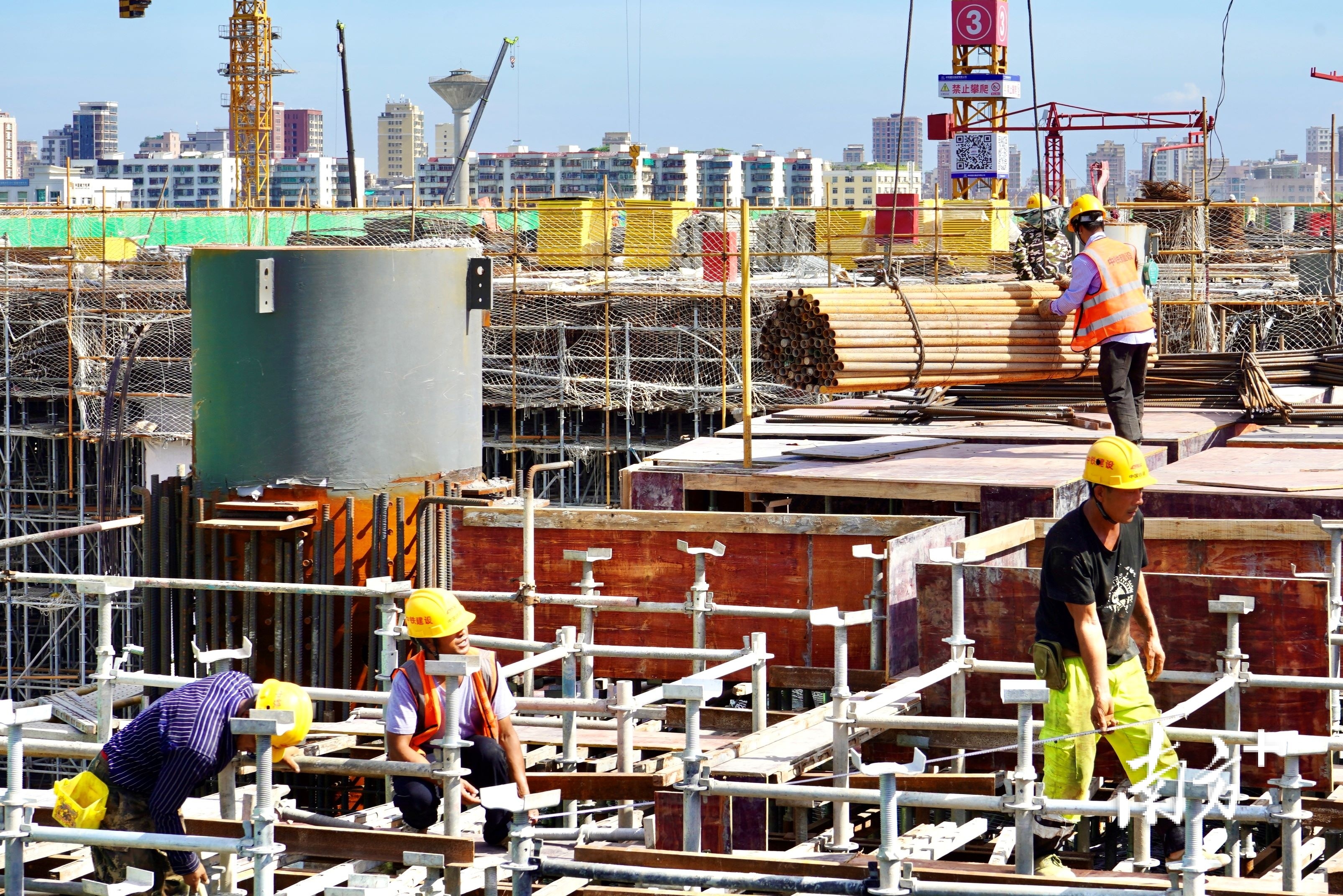 炎热7月，汕头站改扩建工程一片热火朝天。杨立轩 摄