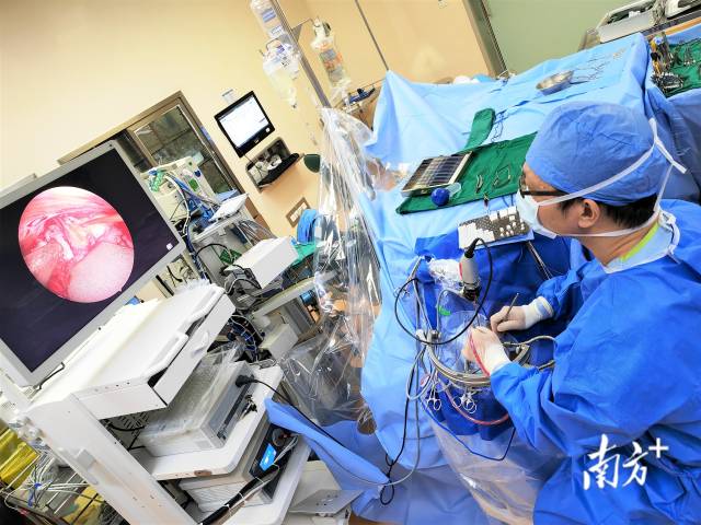 万锋教授开展神经内镜微血管减压术。  受访者供图