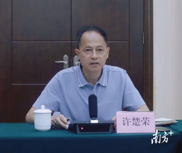 广东省农业技术推广中心轻骑兵工作组主任许楚荣主持会议