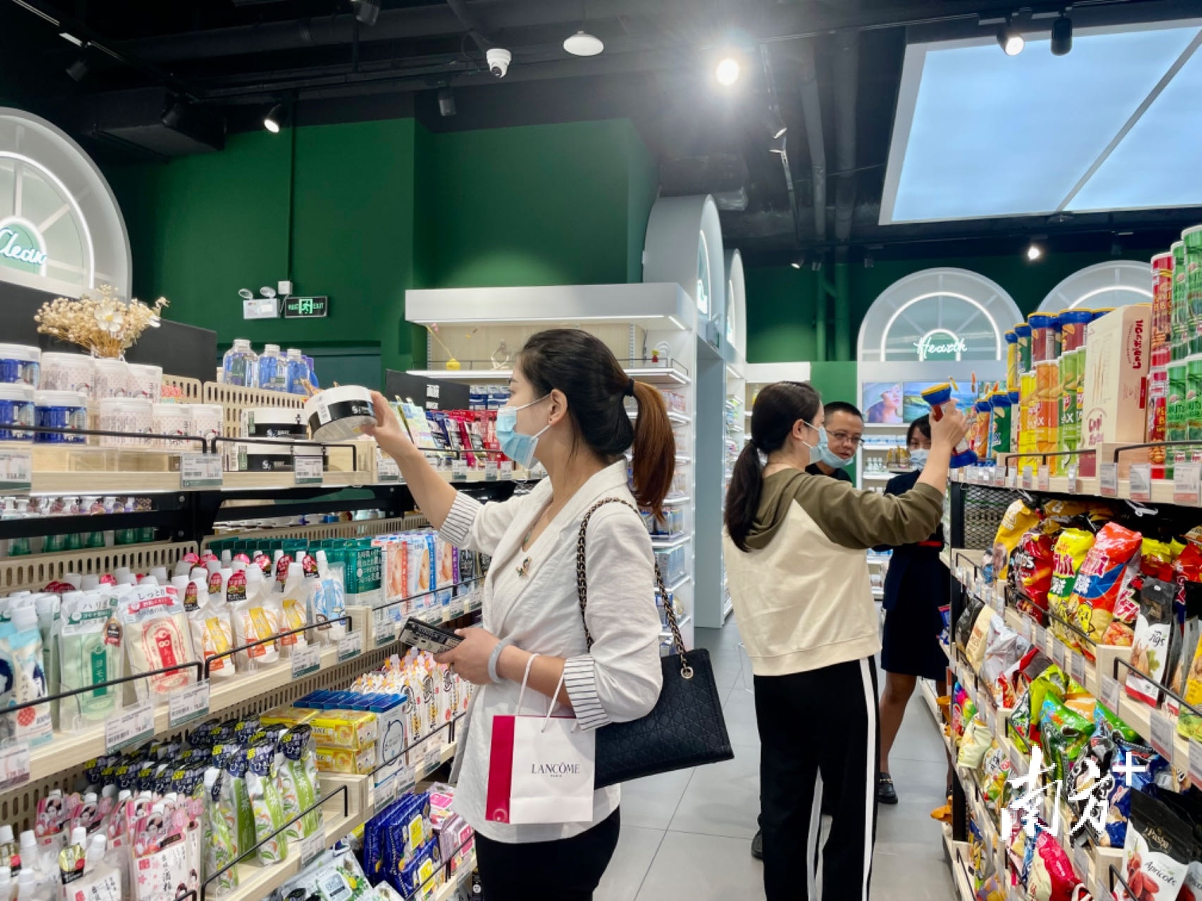 “前店后仓”跨境电商模式让汕头市民在家门口也能实现“全球购”。余丹 摄 “前店后仓”跨境电商模式让汕头市民在家门口也能实现“全球购”。余丹 摄