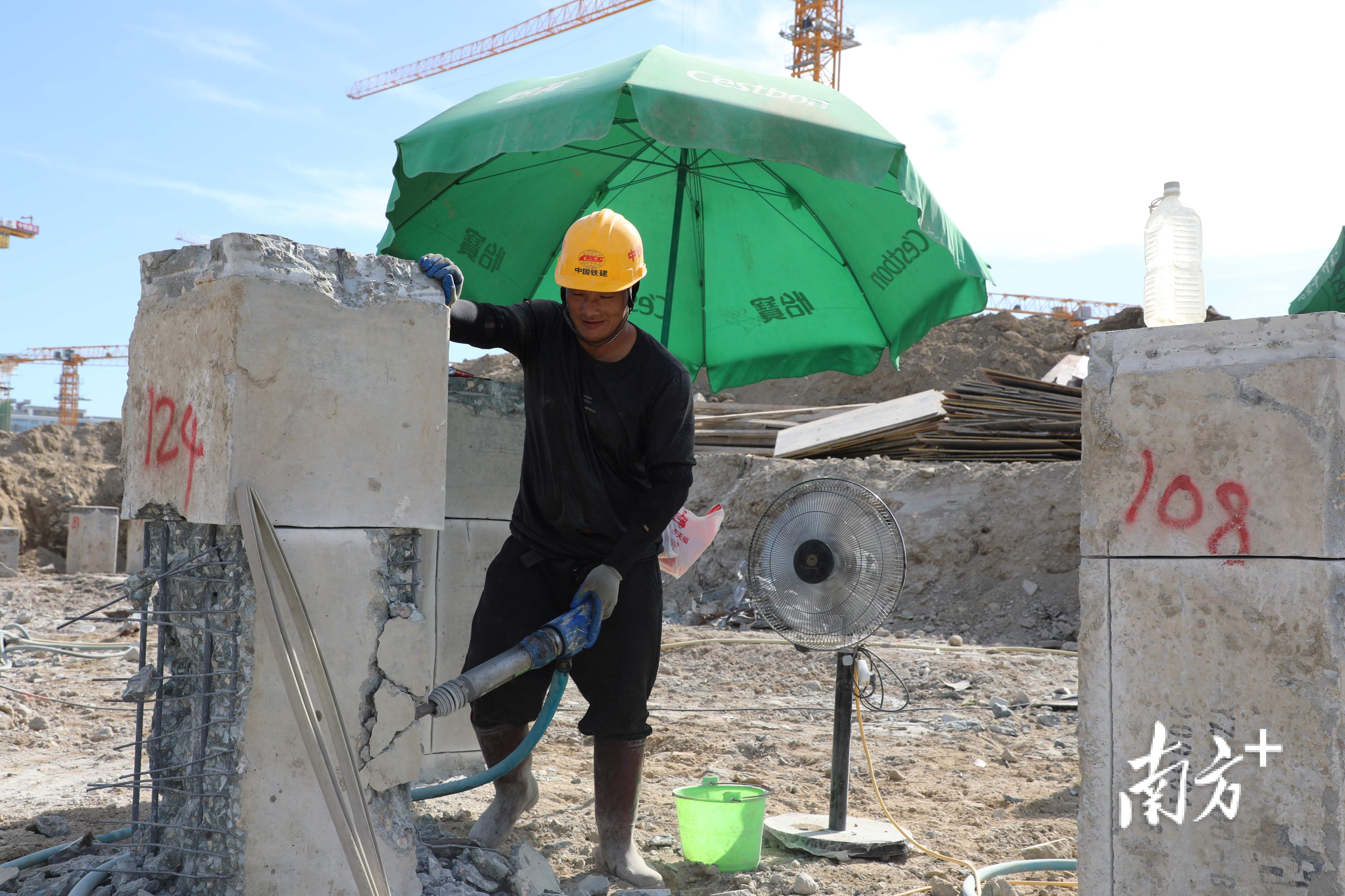 项目为工人提供遮阳解暑设备。谢嘉龙 摄