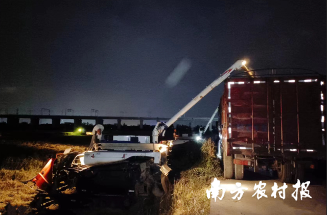 7月16日深夜时分，南沙区农业农村局组织人力、器械帮助农户抢收水稻，多台收割机与时间赛跑，争分夺秒力争颗粒归仓。