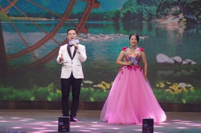 廉江本土音樂人李廣生,、趙雅琴演唱《春風(fēng)十萬里》,。