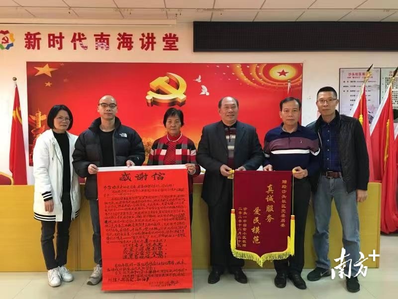 扎根基层，谭壮尧（右二）为居民排忧解难，社区党委收获居民感谢信和锦旗。